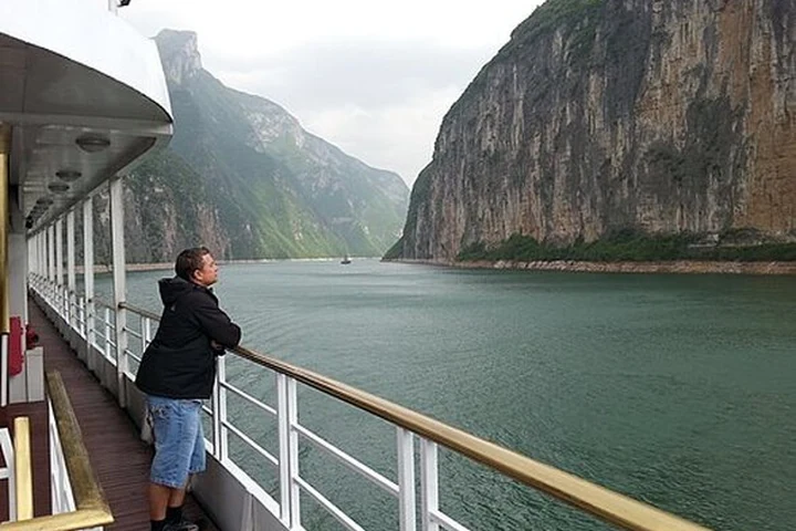 A traveler admiring the Yangtze River gorges