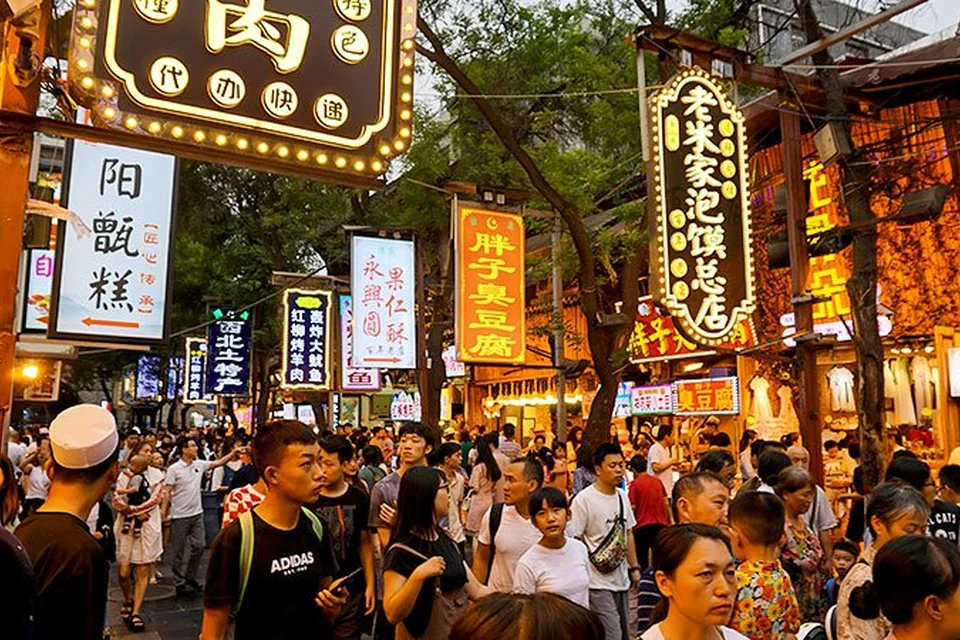 Food stalls in Xian Muslim Quarter at night