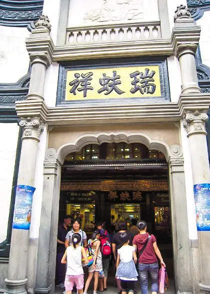 Beijing Specialty Stores in Beijing - current context, access, route and responsible visitor planning