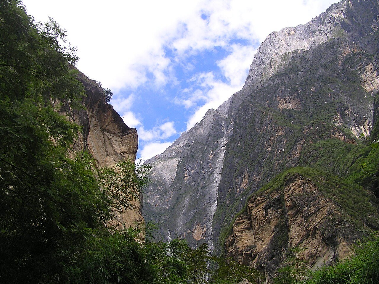 High Trail & 28 Bends during the 5-Day Tiger Gorge Photography Journey itinerary