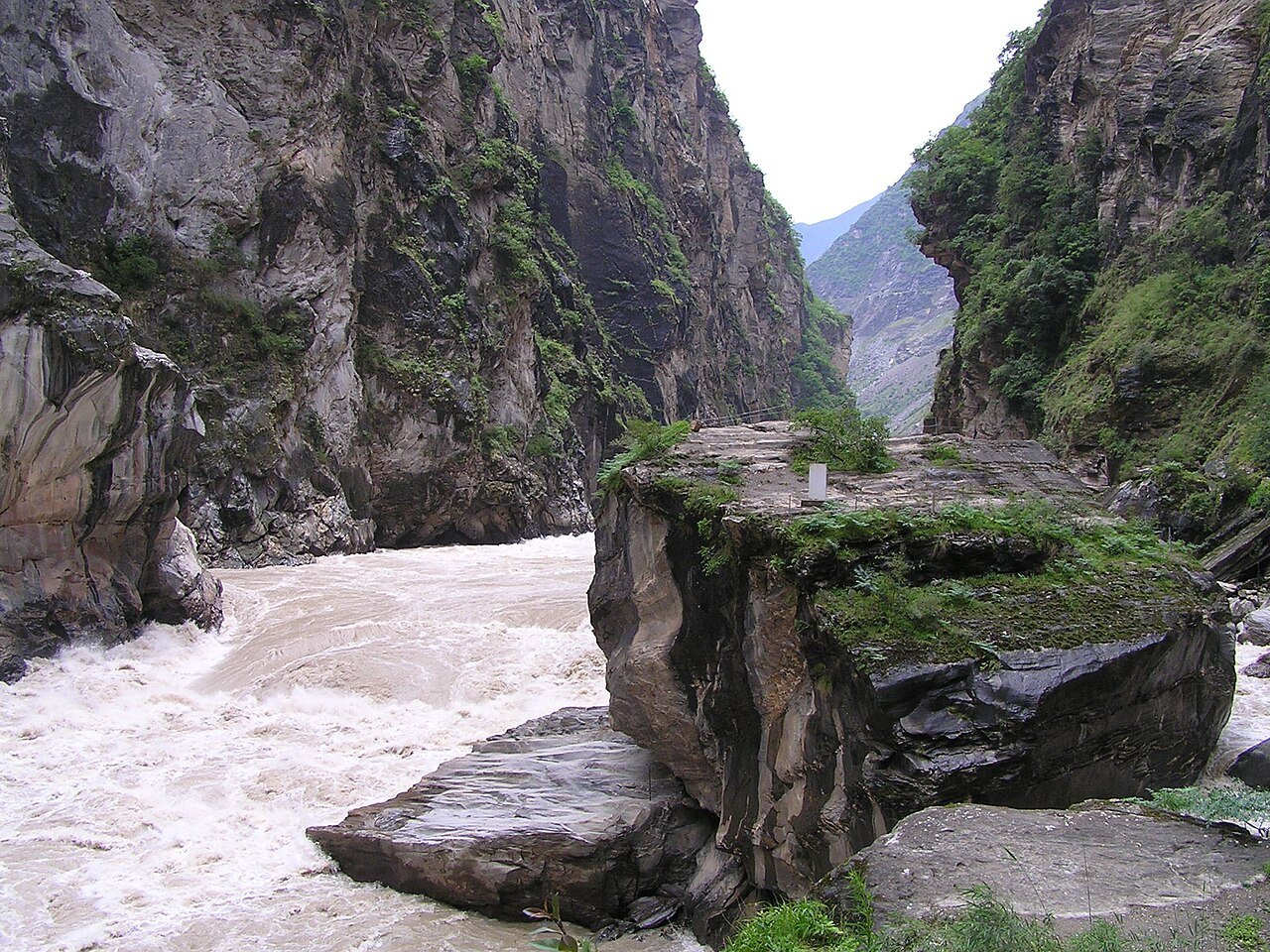 High Trail & 28 Bends during the 4-Day In-Depth Tiger Leaping Gorge Hike itinerary