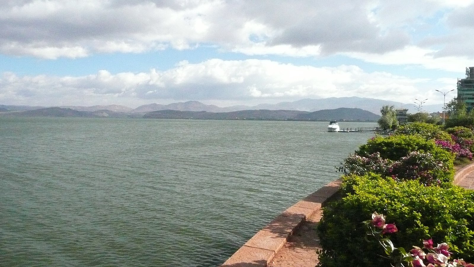 Erhai Lake Scenic Route during the 6-Day Dali & Lijiang Private Tour itinerary