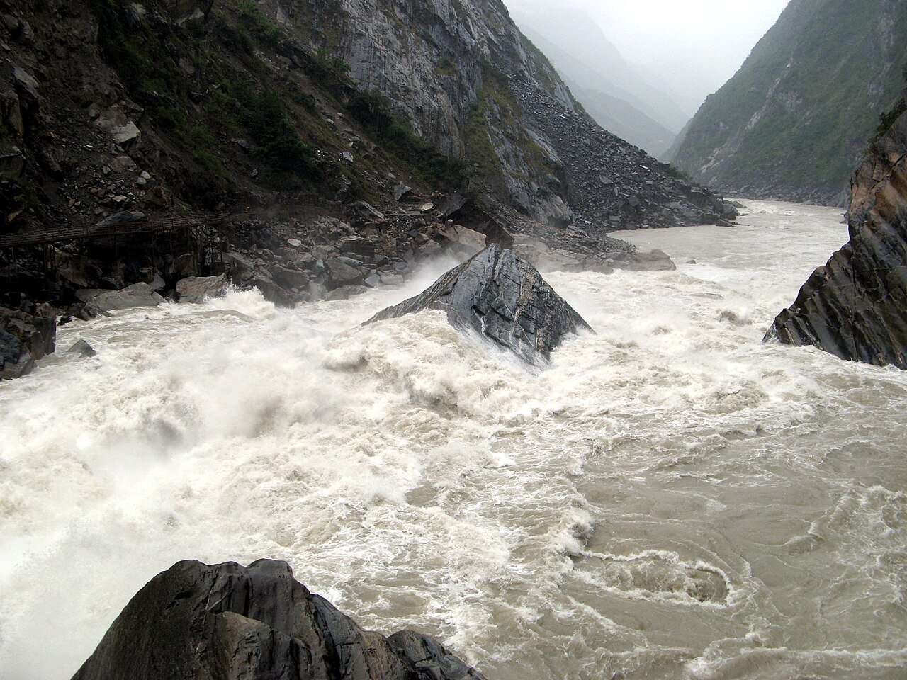 Halfway to Middle Gorge during the 3-Day Tiger Leaping Gorge High Trail itinerary